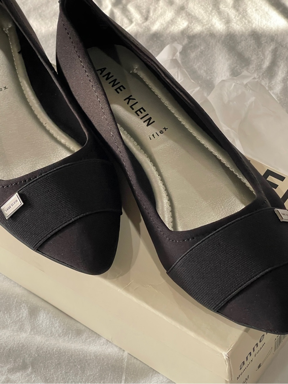 Anne Klein Black Pointed Toe Flats. Memory Foam & Silver Metal Logo Accent 9.5M